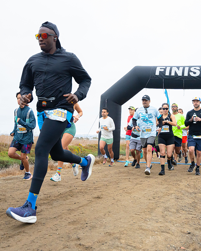 Racers start the 10k on the Bay